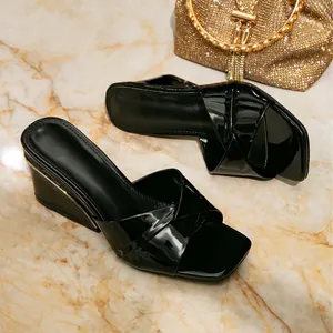 Elegante schwarze Keilsandaletten aus Lackleder mit quadratischer Zehenpartie und Goldrand