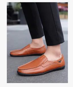 Vista laterale di mocassini in pelle marrone da uomo con design slip-on e cuciture