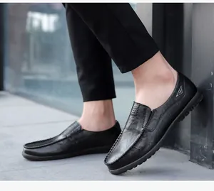 Dettaglio di mocassini casual da uomo in pelle nera con suole morbide traspiranti