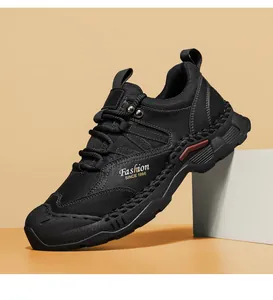Vue détaillée de la chaussure de travail en cuir noir avec des coutures faites à la main