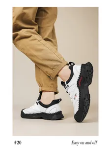 Vue de côté des chaussures de travail blanches et noires pour hommes sur un modèle