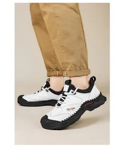 Détail de chaussures de travail blanches pour hommes avec semelle cousue main robuste