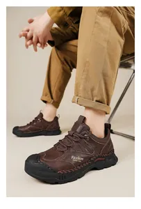 Vue détaillée de chaussures de travail marron pour hommes avec semelles crantées