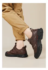 Vue détaillée latérale de chaussures de travail d'extérieur en cuir marron pour hommes