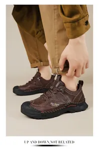 Vue détaillée de la texture en cuir marron et des coutures de ces chaussures de travail