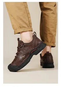 Gros plan détaillé de chaussures de travail en cuir marron pour hommes cousues main