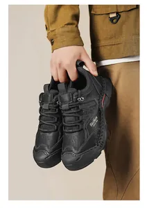 Gros plan de chaussures de travail durables en cuir noir pour hommes cousues main