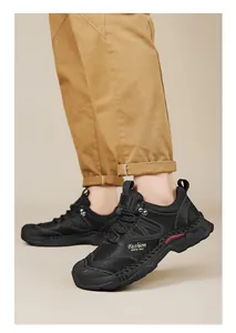Gros plan de chaussures de travail d'extérieur en cuir noir cousues main