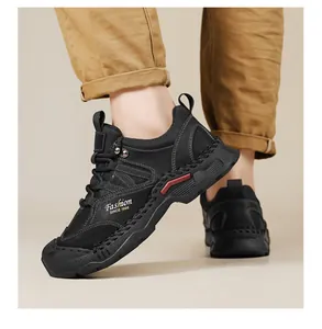 Vue rapprochée de chaussures de travail en cuir noir avec des détails cousus main.