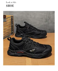 Gros plan de chaussures de travail noires pour hommes avec coutures et logo « Fashion ».