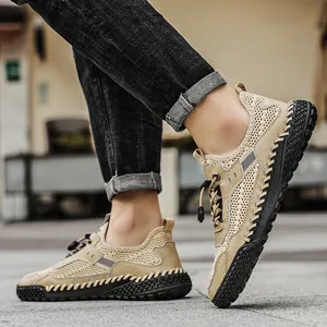 Scarpe sportive casual in mesh traspirante da uomo con cuciture a mano uniche in colore kaki.