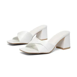 Élégantes mules blanches à talons blocs avec bout carré et design à brides croisées