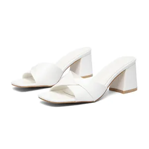 Sandales blanches élégantes à bout carré et talon bloc pour la mode d'été féminine.