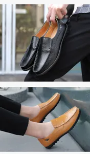 Dettaglio di mocassini casual da uomo in pelle nera e marrone chiaro con suole morbide