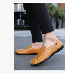 Profilo laterale di mocassini da uomo in pelle color cuoio con cuciture a contrasto e suola