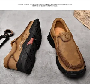Détail des chaussures en cuir pour hommes avec semelles en caoutchouc antidérapantes