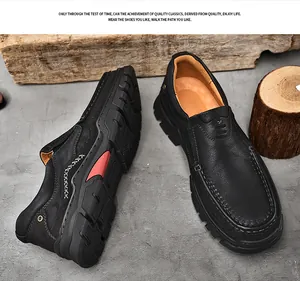 Gros plan de mocassins en cuir véritable noir montrant la texture du cuir et la semelle