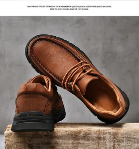 Vue détaillée de mocassins en cuir texturé marron sur un socle en bois