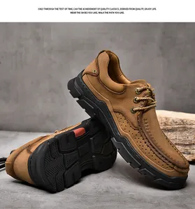 Gros plan sur des mocassins pour hommes en cuir de vachette marron avec semelle antidérapante.