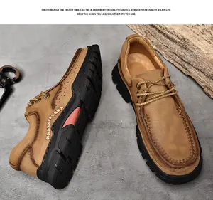 Vue détaillée de mocassins pour hommes en cuir de vachette marron avec semelle antidérapante