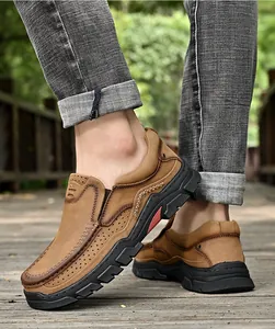 Gros plan de mocassins en cuir véritable marron pour hommes avec semelle antidérapante