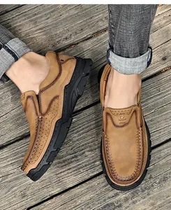 Détail en gros plan de mocassins en cuir véritable marron pour hommes sur bois