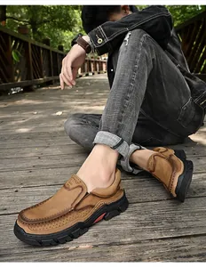 Mocassins en cuir marron pour hommes présentés dans un cadre extérieur rustique et boisé