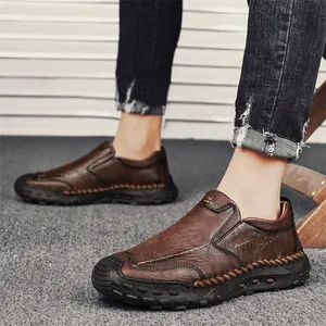 Mocassins décontractés en cuir marron pour hommes, design à enfiler et détails cousus main