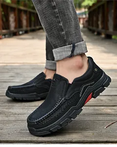 Détail de chaussures sans lacets en cuir véritable noir pour homme avec semelle en caoutchouc