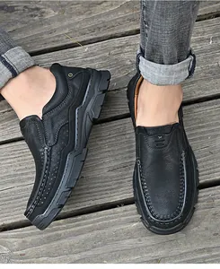 Vue détaillée de mocassins en cuir pour hommes avec texture grainée et semelle durable