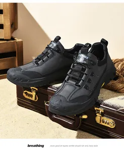 Vista dettagliata di robuste scarpe da lavoro tattiche nere su una valigia di pelle vintage