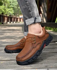 Vue détaillée de chaussures décontractées en cuir véritable marron avec semelle antidérapante