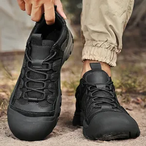 Herren Wanderschuhe in Schwarz mit verstärkter Zehenpartie und rutschfester Sohle.