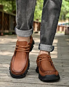 Détail de chaussures décontractées en cuir marron pour hommes avec semelles noires