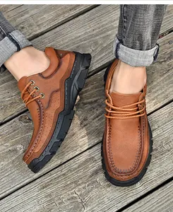 Vue de dessus de chaussures décontractées en cuir marron grainé sur terrasse en bois