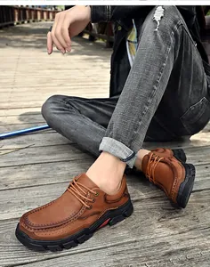 Gros plan de chaussures en cuir marron pour hommes avec semelles en caoutchouc dehors.