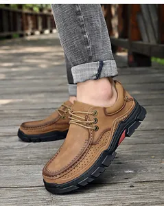 Vue détaillée de chaussures en cuir pour hommes avec semelles antidérapantes sur bois
