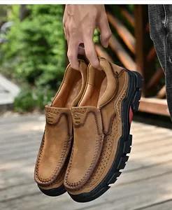 Détail de mocassins en cuir véritable marron pour hommes avec semelles robustes.