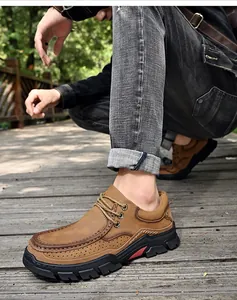 Gros plan de chaussures décontractées pour hommes en cuir véritable marron avec semelle