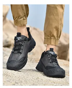 Dettaglio delle scarpe da trekking grigie da uomo con suola e tomaia strutturate