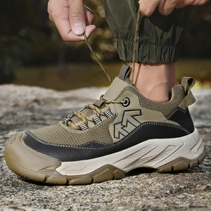 Detailaufnahme eines Outdoor-Wanderschuhs für Herren mit robuster Sohle und Mesh-Gewebe