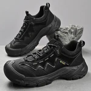 Detailaufnahme schwarzer Outdoor-Wanderschuhe für Herren mit Wildleder und Gummisohle