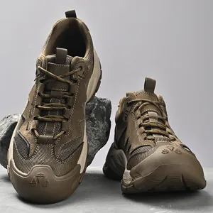 Nahaufnahme brauner Wanderschuhe mit atmungsaktivem Mesh und rutschfester Sohle