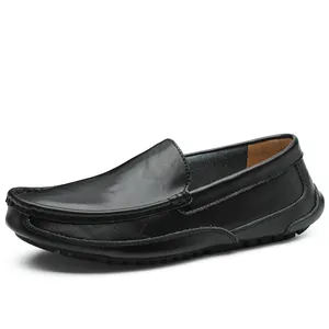 Vista laterale di mocassini classici in pelle nera da uomo in stile casual e confortevole