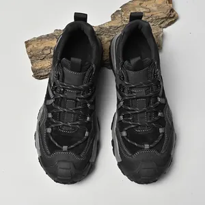 Draufsicht auf robuste schwarze Outdoor-Wanderschuhe für Herren mit dicken Bergsteiger-Sohlen
