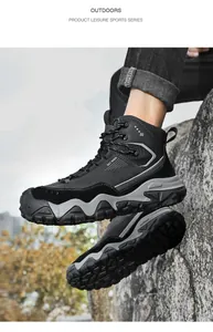 Dettaglio di scarponi da trekking neri da uomo a mezza altezza su terreno roccioso