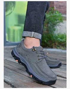 Vue détaillée montrant la texture du cuir gris des chaussures de travail pour hommes