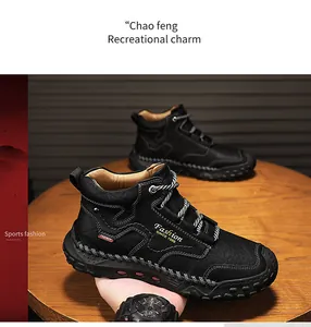 Detailansicht schwarzer High-Top-Arbeitsschuhe mit rutschfester Sohle und Aufdruck