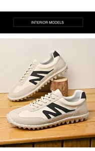 Detailansicht der beige Herren-Trainer im Retro-Look mit weicher und flexibler Sohle