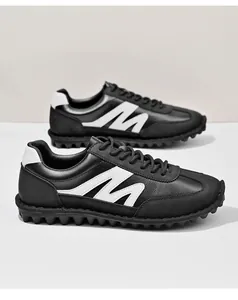 Klassische Retro-Sneaker für Herren in Schwarz-Weiß mit einem schlichten M-Logo.